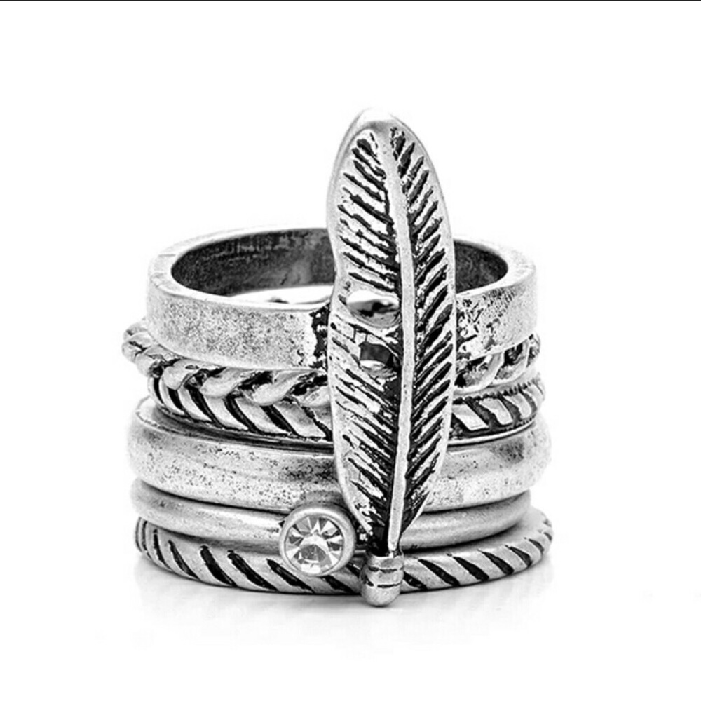 ⭐️HP🎉 NEW GORGEOUS Feather Stack Ring Set⭐️
